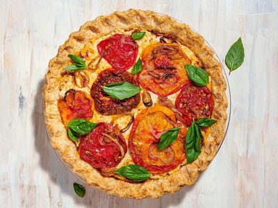 How to make roasted tomato pie with a cheesy crust