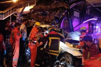 One killed, 19 injured when bus rear-ends traffic light queue