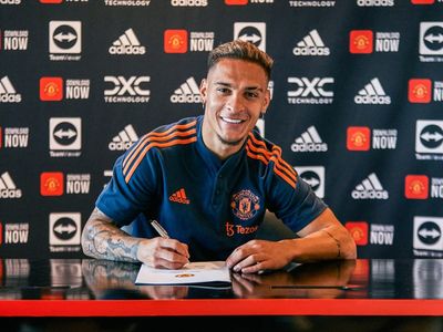 Antony: Manchester United complete €100m signing of Ajax winger