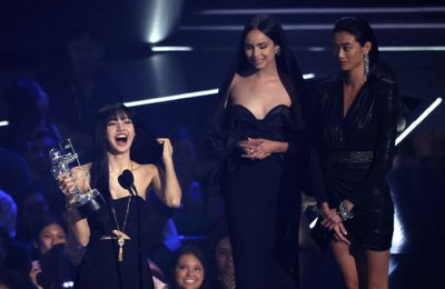 Lisa thanks fans in Thai after MTV award