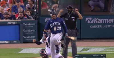 Eugenio Suarez casually played soccer with a foul ball right after hitting it and had everyone in awe