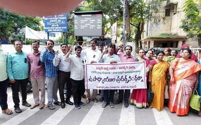 Scrap CPS, teachers and employees demand