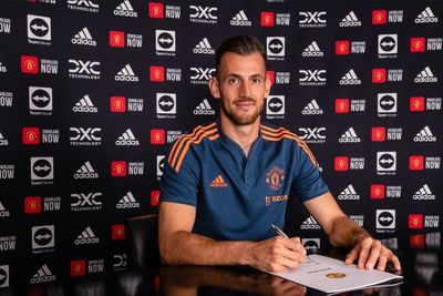 Martin Dubravka: Manchester United complete signing of Newcastle goalkeeper on loan