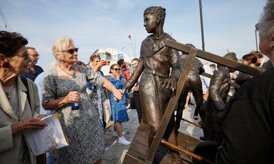 ‘It saved my life’: Kindertransport veterans unveil statue at Essex port