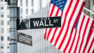 Dow Jones, S&P 500 Reverse Higher, Close With Gains; Nasdaq Posts Loss