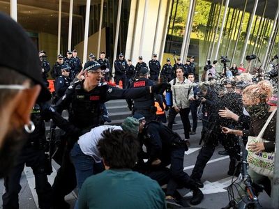 Protesters sue Vic gov over capsicum spray