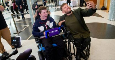 Inspiring moment Canberra teen meets his hero Dylan Alcott