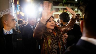 Man detained after gun pointed at Argentina's Vice President Cristina Fernández de Kirchner