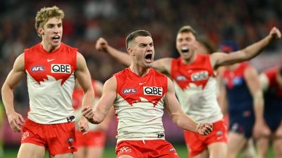 Sydney Swans overwhelm Melbourne to stun the AFL and progress to home preliminary final