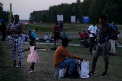 Rights body urges Dutch to improve migrants reception