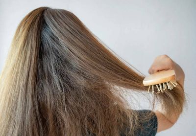 Tired of frizzy hair? Start this hair care routine now!