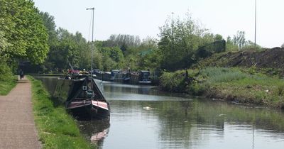 Flasher exposes himself to teenagers on canal towpath