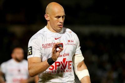 Italian great Parisse delays retirement with World Cup in mind