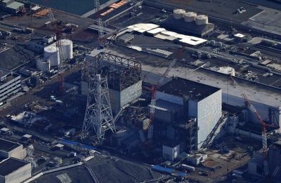 Plan mooted 
to submerge reactor at
Fukushima plant