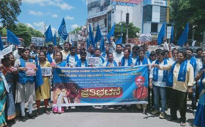 Members of various organisations demand Karnataka HC intervention in Murugha Mutt seer case