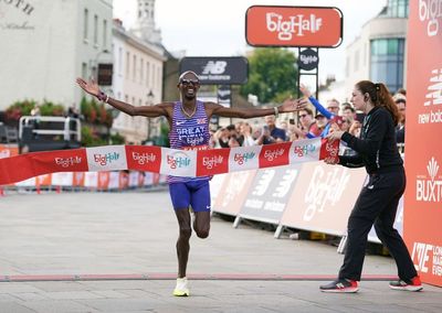 Mo Farah warms up for London Marathon with his third victory in the Big Half