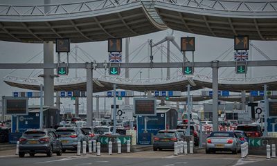 Travellers face six-hour delays at UK border control in Calais