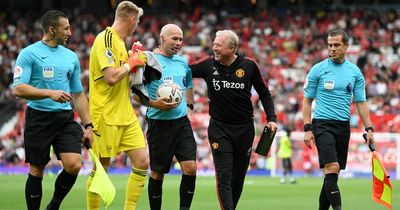 Arsenal fans send message to referee Paul Tierney with hilarious chant vs Manchester United