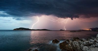 No baths, stay off the phone and other things to avoid in lightning as Met Eireann give grim forecast