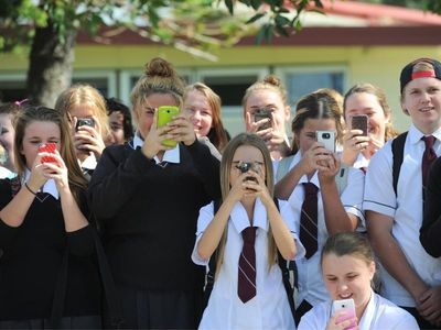 Labor to limit smart phones in NSW schools