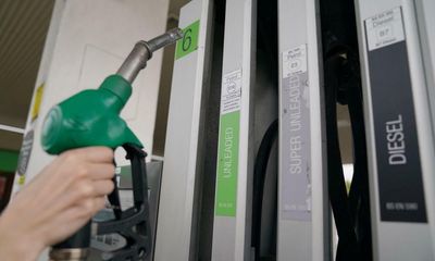 Motorists still getting raw deal despite record petrol price fall, says RAC