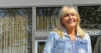 RTE's Miriam O'Callaghan poses with rarely seen twin daughters as trio stun at Electric Picnic