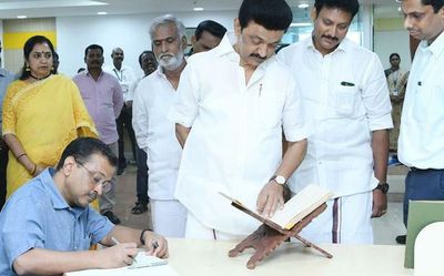 Tamil Nadu CM Stalin gives Delhi CM Arvind Kejriwal a tour of Anna Centenary Library