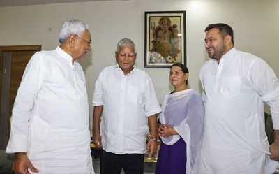 Nitish Kumar meets Lalu Prasad ahead of Delhi visit for Opposition unity