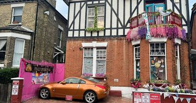 'Free at last!' Divorcee celebrates by decorating home with lights, stickers and banners