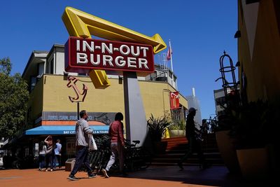 California governor signs landmark law for fast food workers