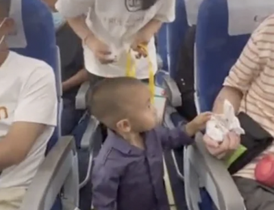 Mother hands out sorry note and gift bags to plane passengers in case toddler cries during the flight