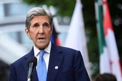 U.S. envoy Kerry urges China to resume talks to avoid climate crisis