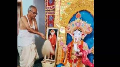 This former professor of Allahabad University is making Ganesha idol for over 50 years now