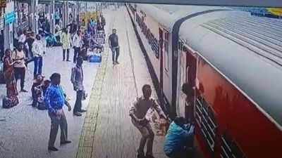 Uttar Pradesh: RPF constable saves passenger from falling off train in Jhansi