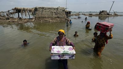 Pakistani authorities battle to stop biggest lake overflowing after floods