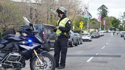 Police shoot man in Brisbane's Kangaroo Point, officer stabbed in face in 'major incident'