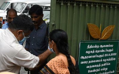 CB-CID officials at the AIADMK headquarters to investigate OPS-EPS factions clash