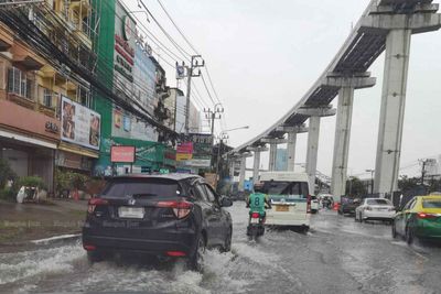 Bangkok traffic stalled by heavy flooding