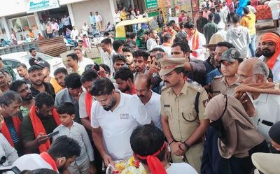 Muslims in Hassan offer prayers during Ganesha procession