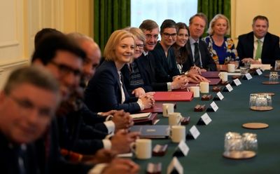 UK's new PM meets cabinet with economic package in prep