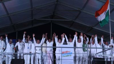 ‘Brother’ MK Stalin hands over tiranga to Rahul Gandhi for yatra