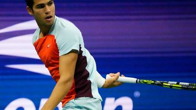 Carlos Alcaraz Hits Ridiculous Behind-the-Back Shot in U.S. Open