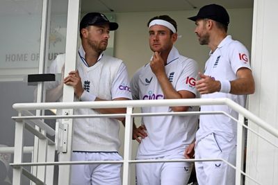 England opt to bowl in South Africa Test decider as rain falls