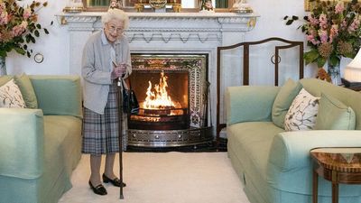 Royal family gathers as doctors express concern about Queen Elizabeth's health