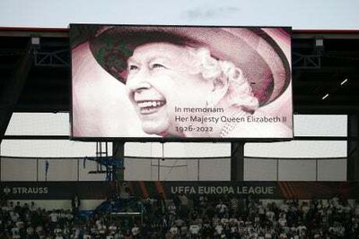 West Ham, Arsenal and Man United mark Queen’s death with minute’s silence and black armbands