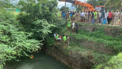 Three college students drown as pickup van plunges into well near Coimbatore
