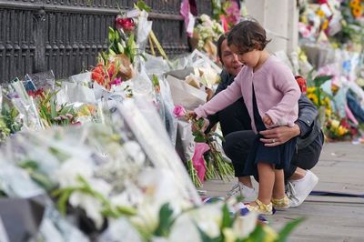 Mourners from across the globe pay tribute to the Queen at Buckingham Palace