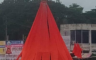 Hindutva outfit hoists saffron flag on national emblem, Shivamogga DC gets it removed