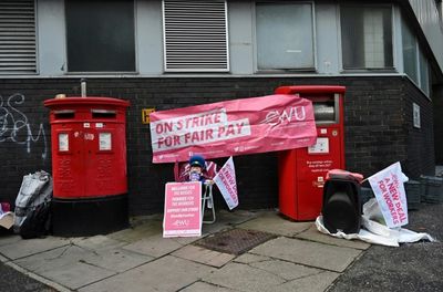 UK rail, postal staff halt strikes after queen's death