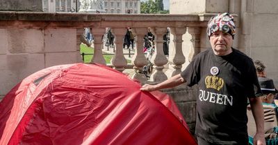 Royal super fan to camp for 10 days outside Buckingham Palace in tribute to Queen